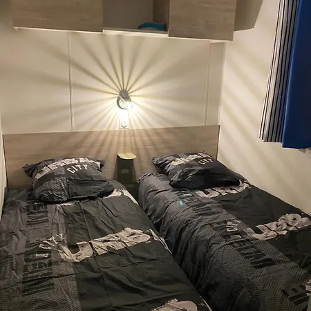 Mobil-home Premium Cote D'azur 4 Etoiles Saint-raphael Piscines Climatisation Vue Et Parking 別荘 Saint-Raphaël