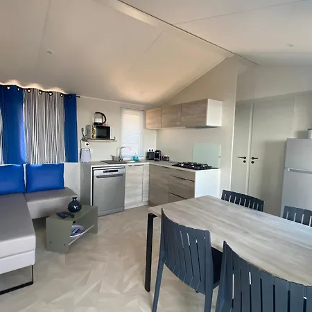 Mobil-home Premium Cote D'azur 4 Etoiles Saint-raphael Piscines Climatisation Vue Et Parking 別荘 Saint-Raphaël